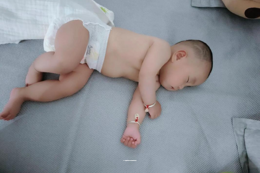 福鼎宝宝拍嗝的正确方法